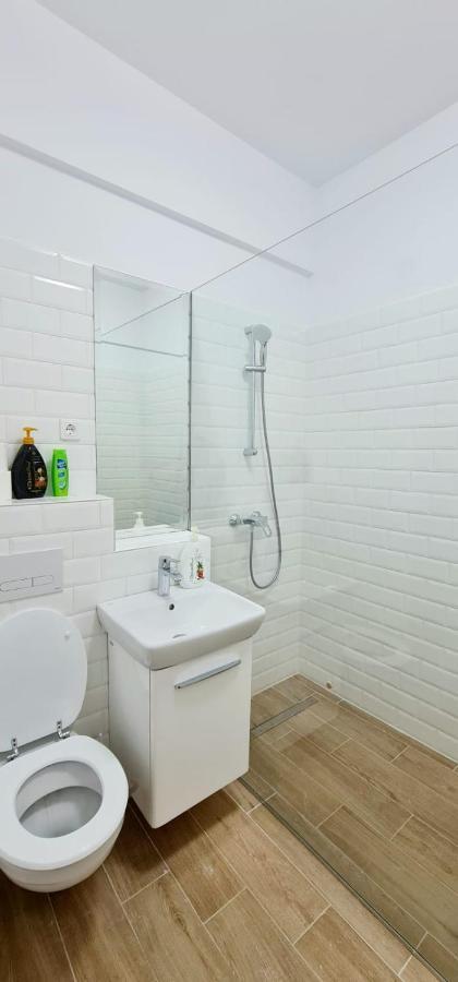 Red Accommodation Near Palas Mall Яш Екстериор снимка